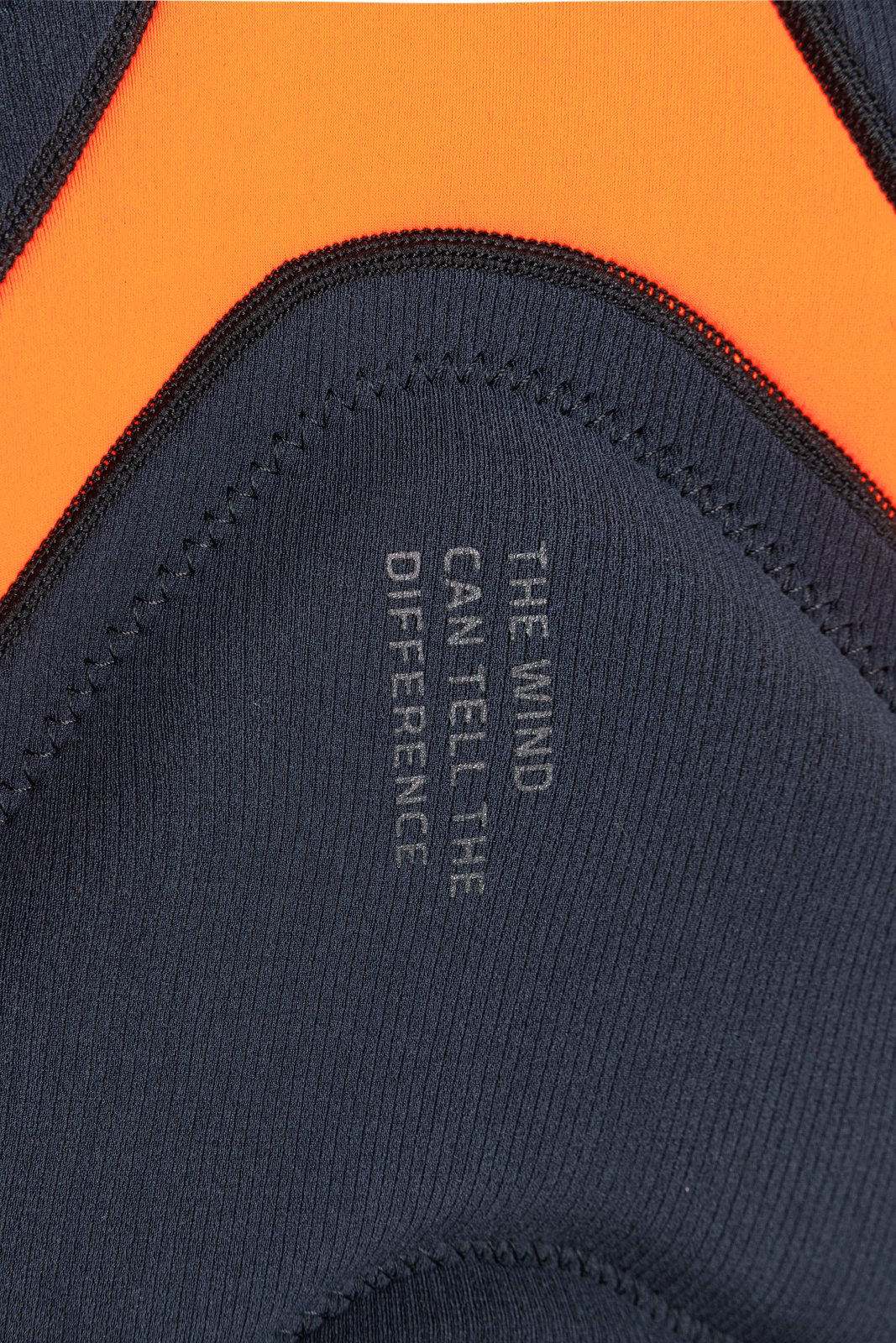 Combat Foil Impact FZ 2026 védőmellény részletgazdag felirata és narancssárga kontrasztos varrása