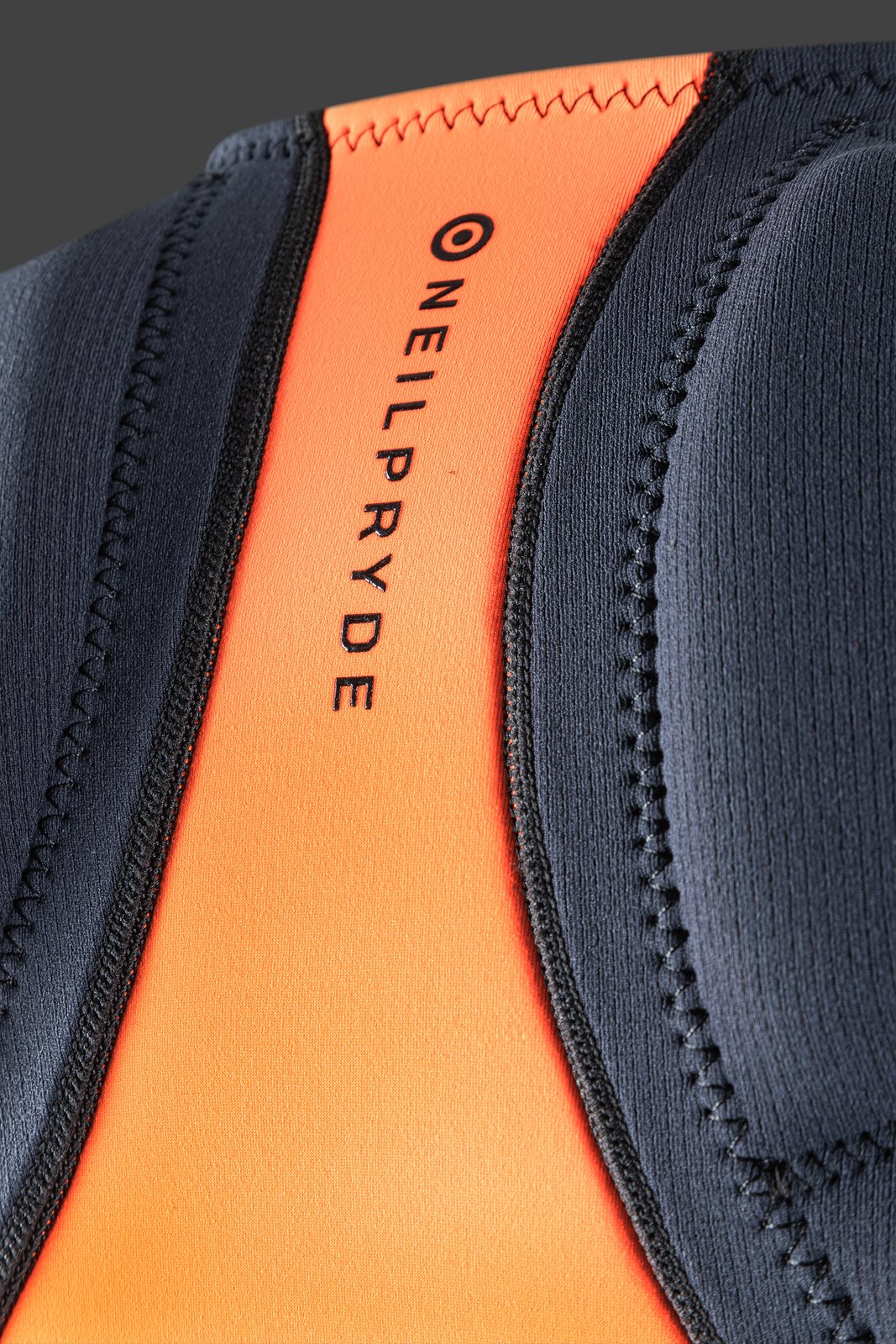 NeilPryde Combat Foil Impact FZ 2026 mellenvédő részletfotója jól látható varrásokkal és narancssárga hátpanellel