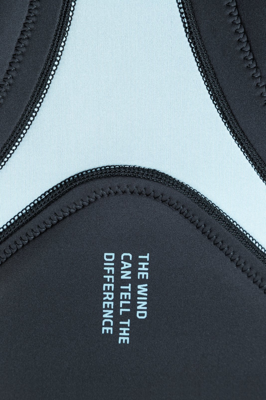 Combat Foil Impact SZ 2026 oldalcipzáras védőmellény részlete márkajelzéssel és védőpárnázással