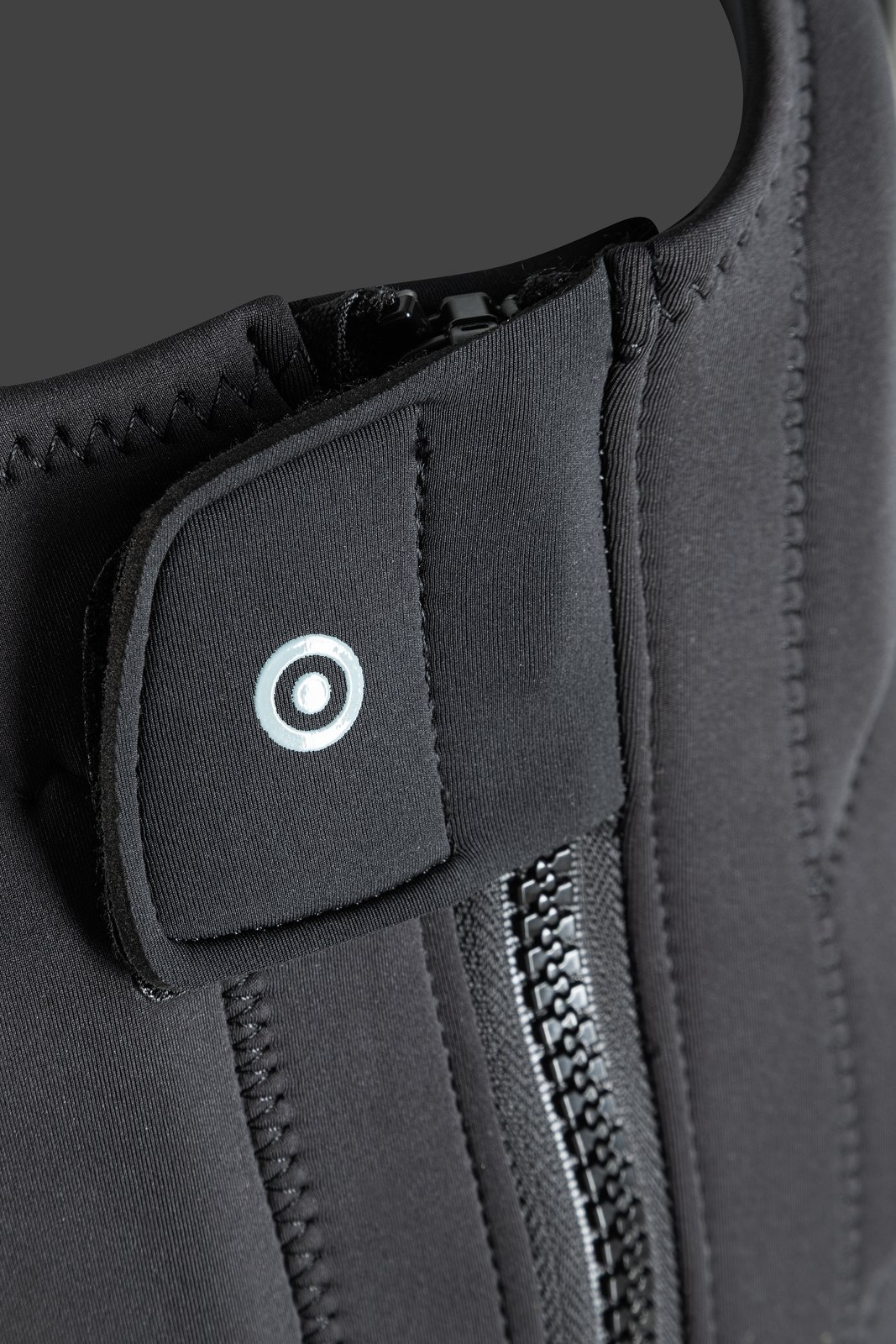 Combat Foil Impact SZ 2026 oldalcipzáras védőmellény rögzítőpántjának és zippzárjának közeli részlete