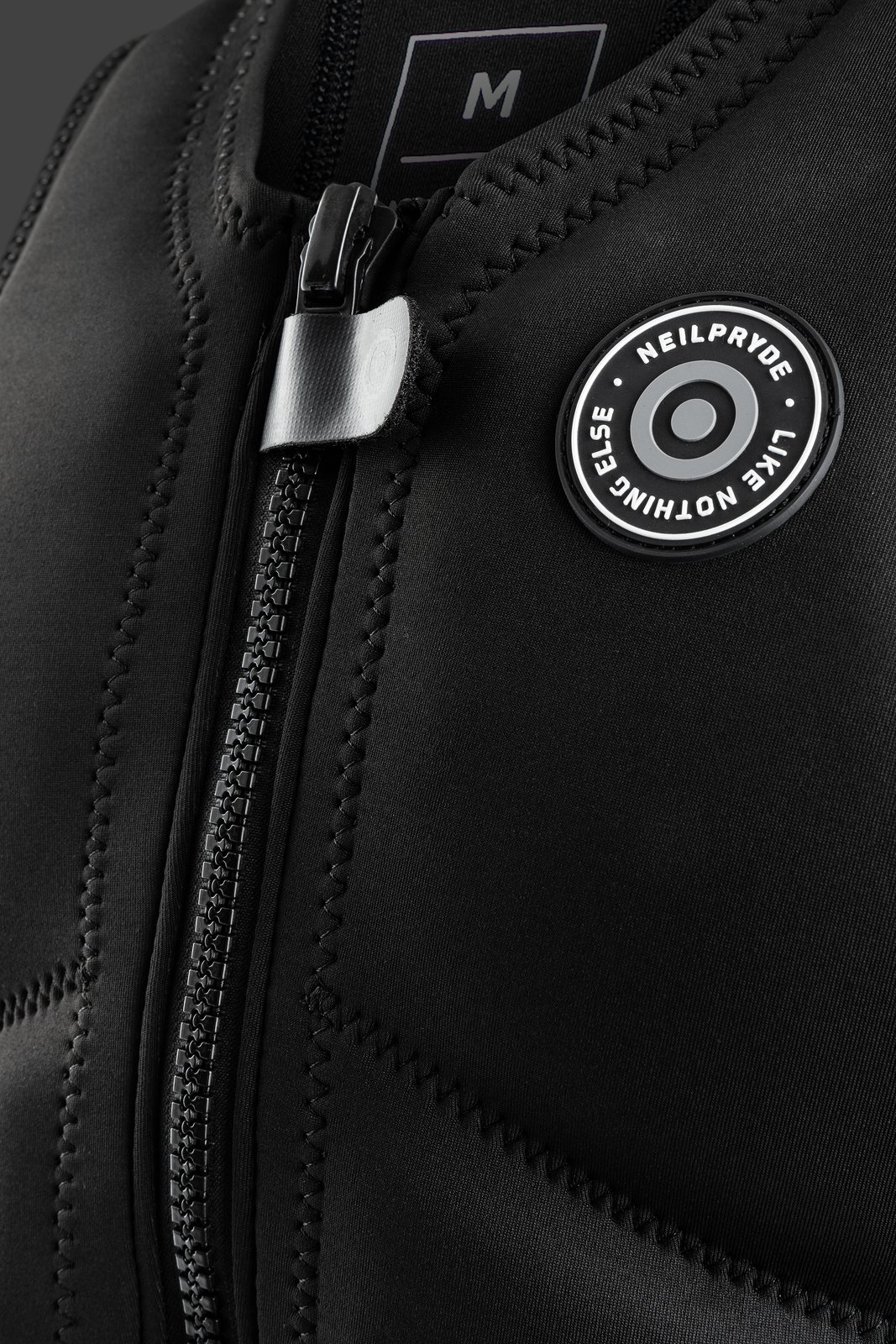 NeilPryde Combat Impact Front Zip 2025 fekete mellény első cipzáras részlete
