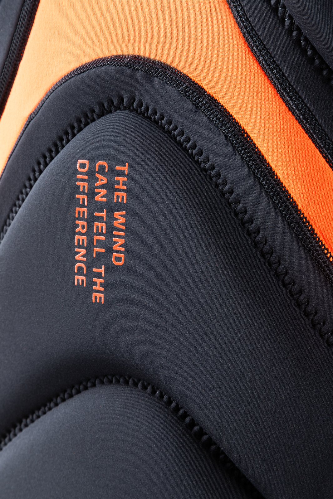 Combat Youth Foil Impact FZ 2026 vízisport mellény feliratos neoprén felületének közelképe