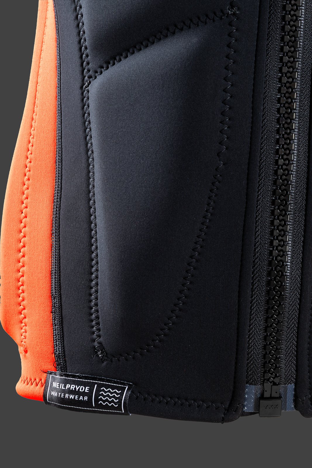 NeilPryde Combat Youth Foil Impact FZ 2026 gyermek ütközőmellény narancssárga-fekete színben, elöl cipzáras kialakítással