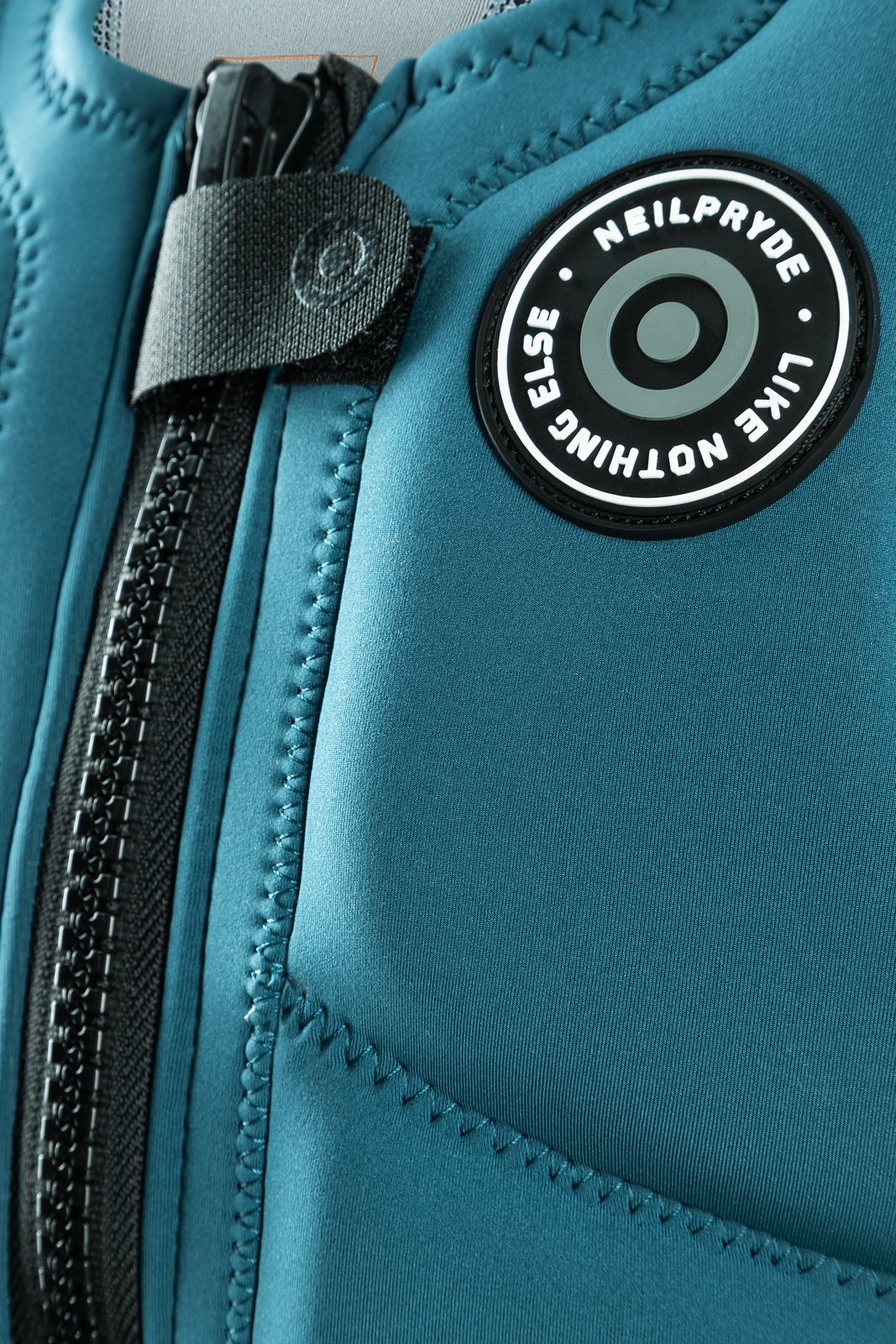 NeilPryde Combat Youth HS 2026 gyerek impact mellény cippzáras részlete és márkajelzése