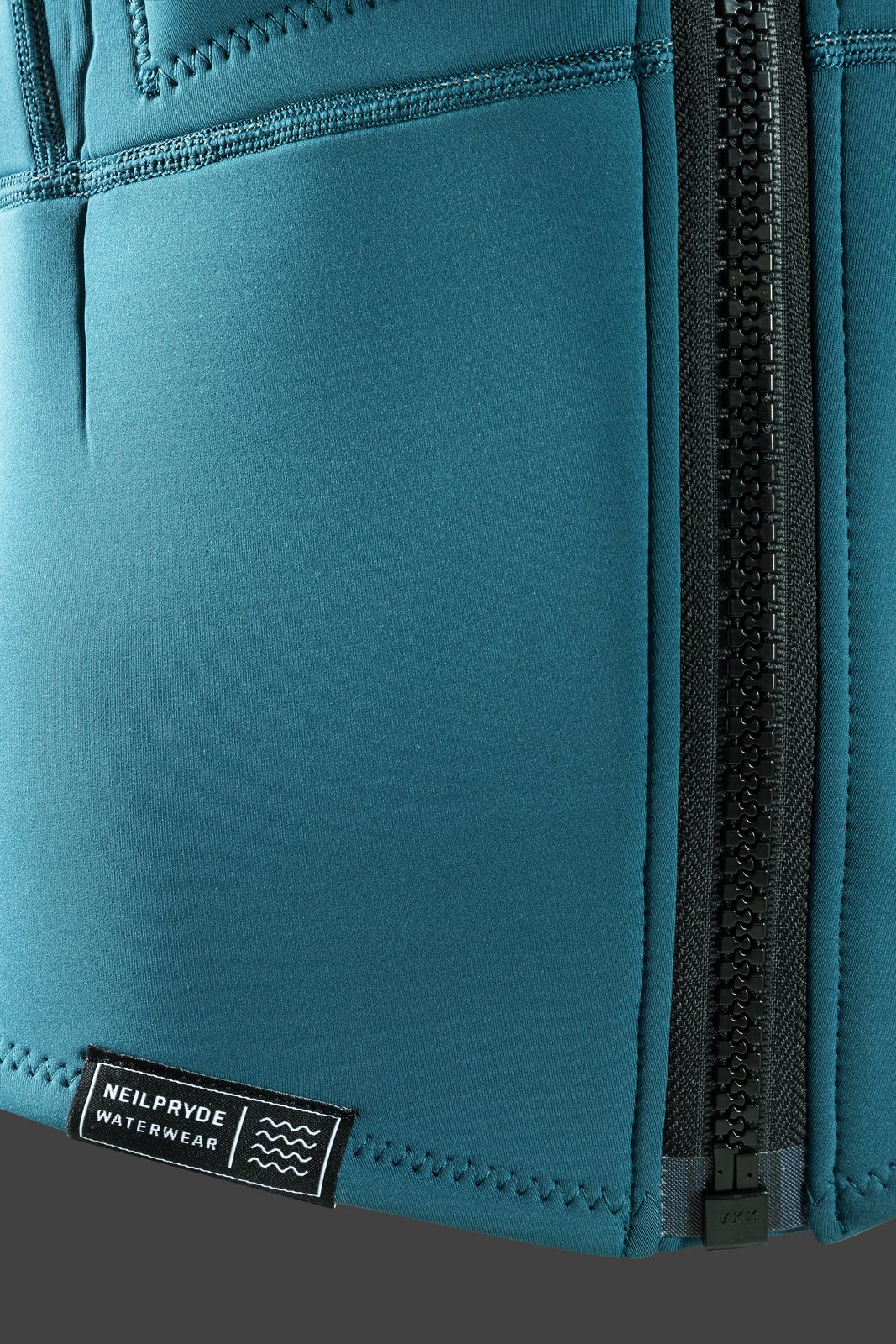 NeilPryde Combat Youth HS 2026 gyerek szörfruha cipzáras részlete és márkajelzése