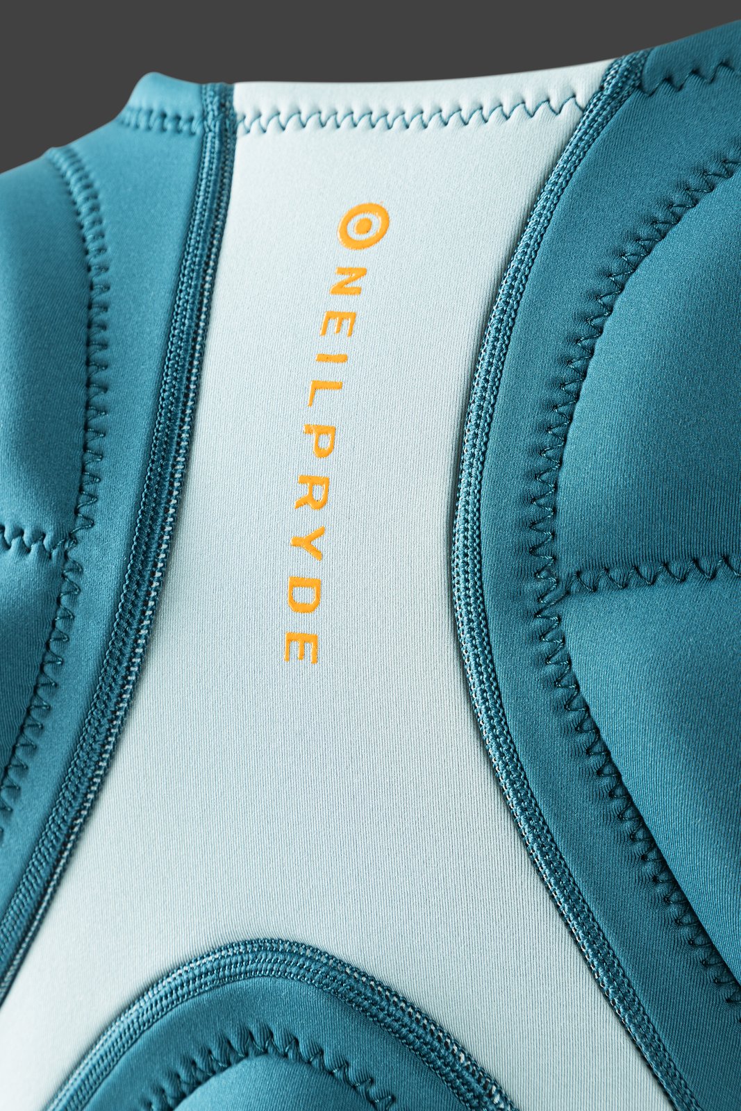 NeilPryde Combat Youth HS 2026 gyerek szörfruha neoprén anyagának és varrásának közeli részlete