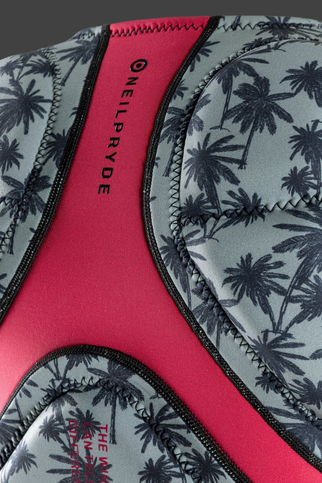 NeilPryde Storm Foil Impact FZ 2026 pálmafás mintázatú vízi védőmellény részlete