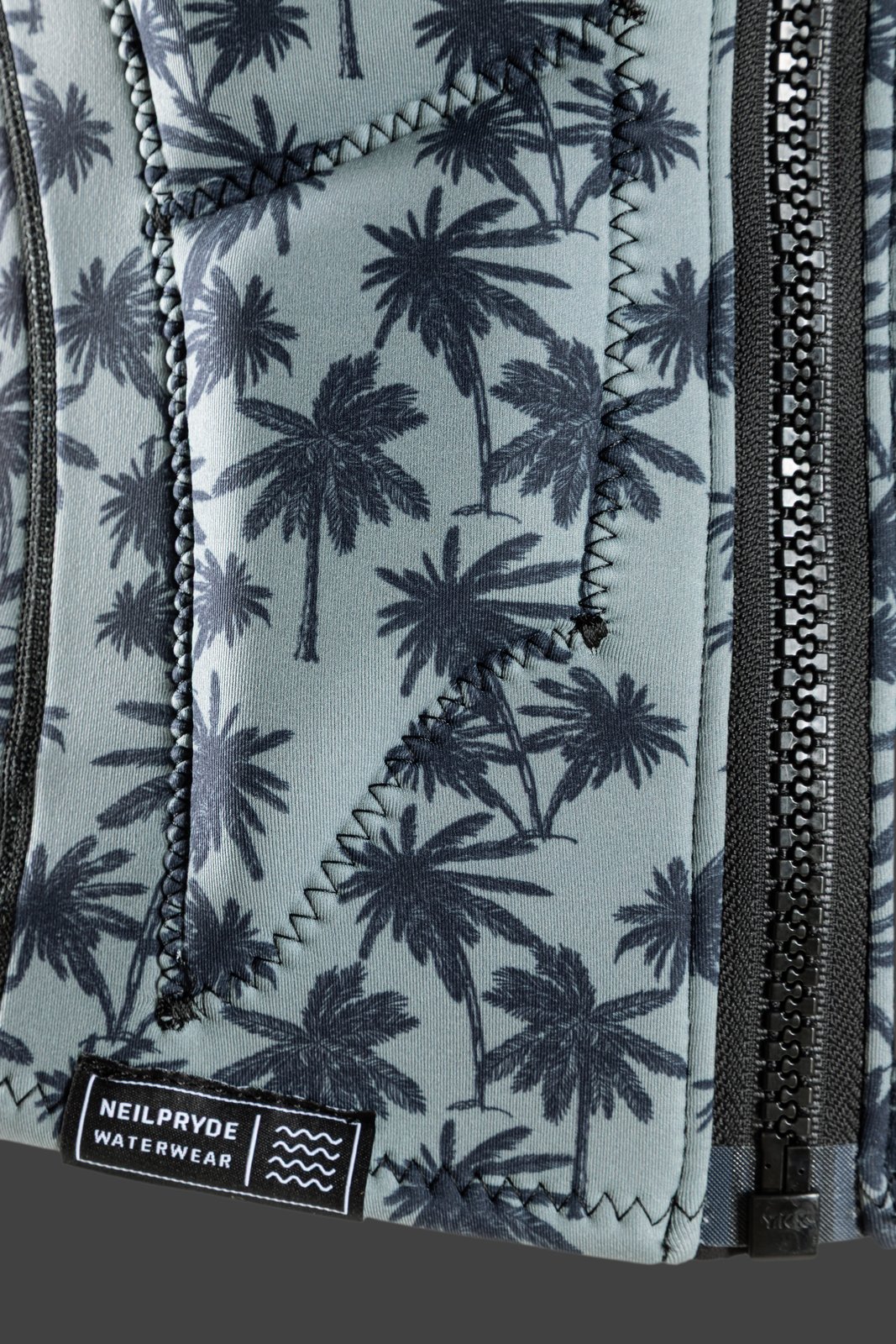 NeilPryde Storm Foil Impact FZ 2026 pálmafás mintázatú mellény részlete cipzárral és logóval