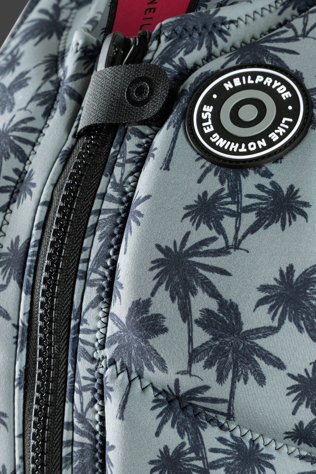 NeilPryde Storm Foil Impact FZ 2026 pálmafás mintázatú frontzáras védőmellény részlete