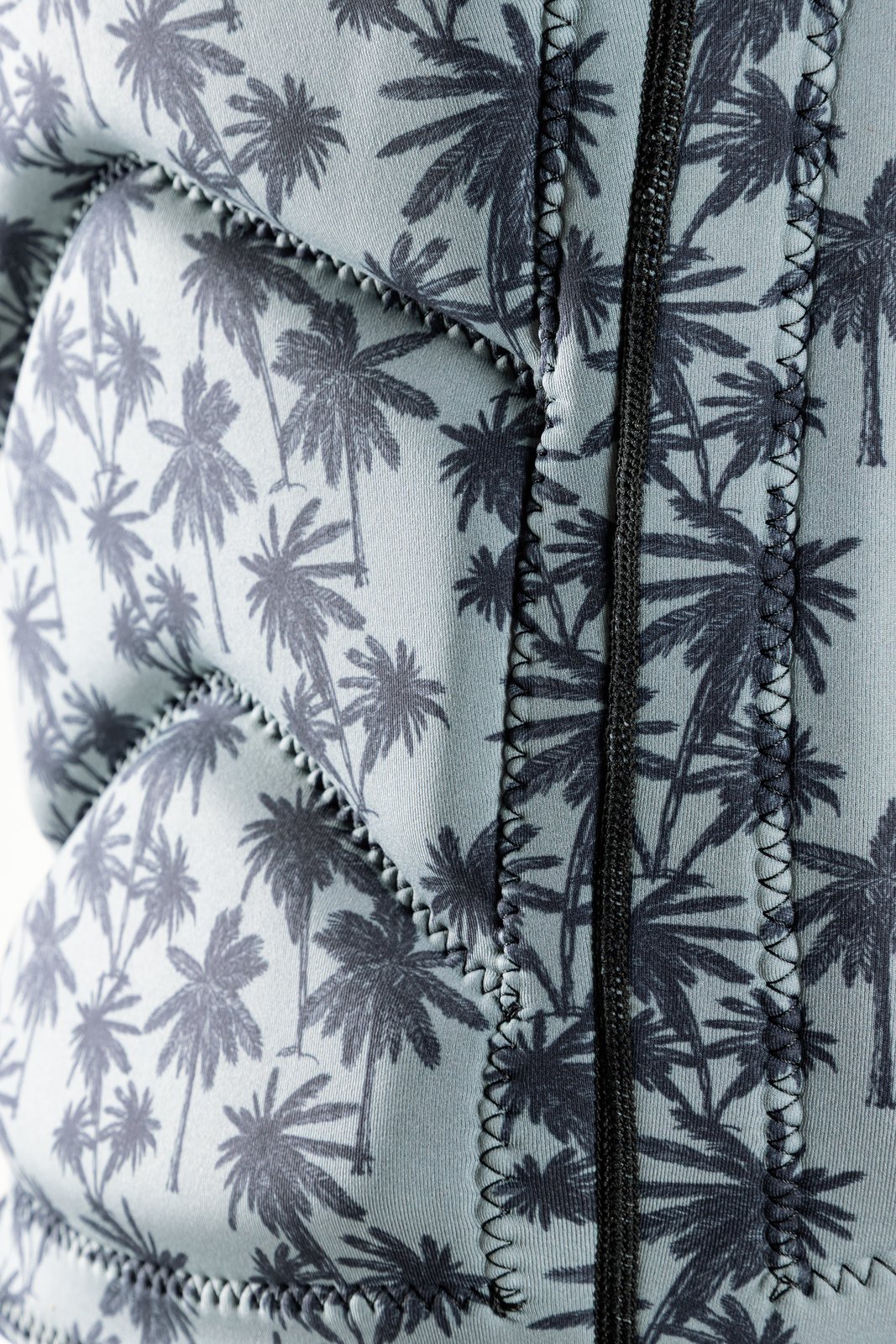 Storm Foil Impact FZ 2026 védőmellény pálmafás mintázatú neoprén szerkezete és front cipzárja