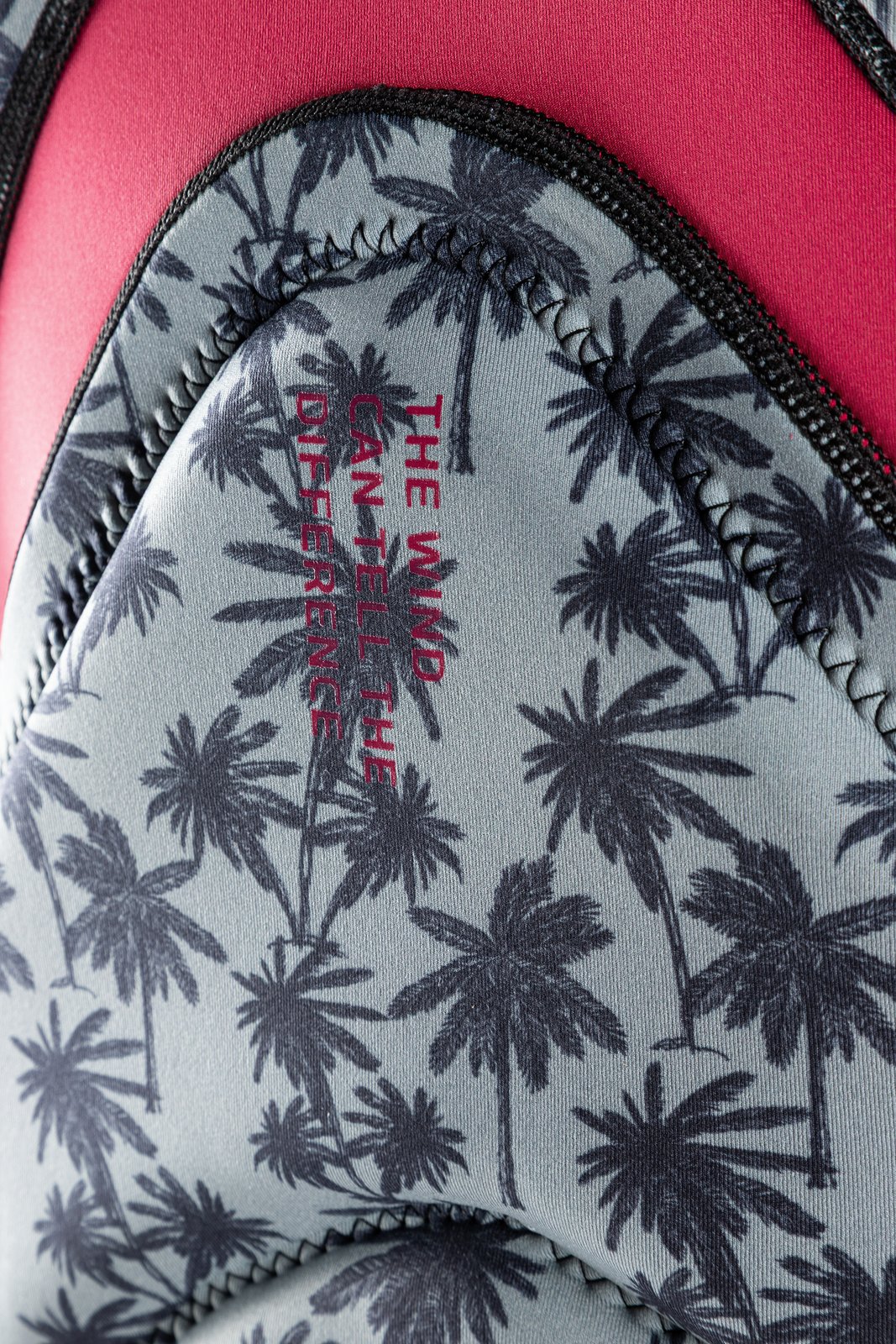 Storm Foil Impact FZ 2026 neoprén mellény pálmafás mintázatú neoprén anyaga és varrása közeli nézetben