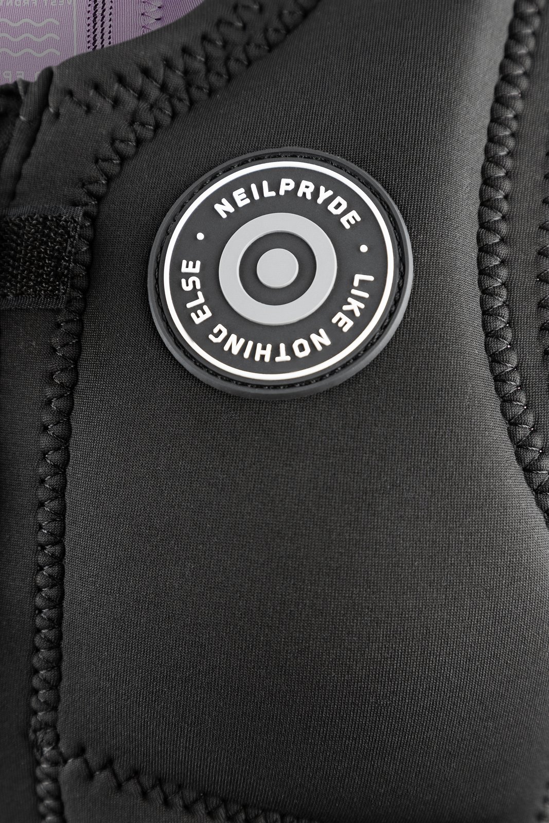 NeilPryde Storm Impact női mellény részletgazdag felülete a márka logójával