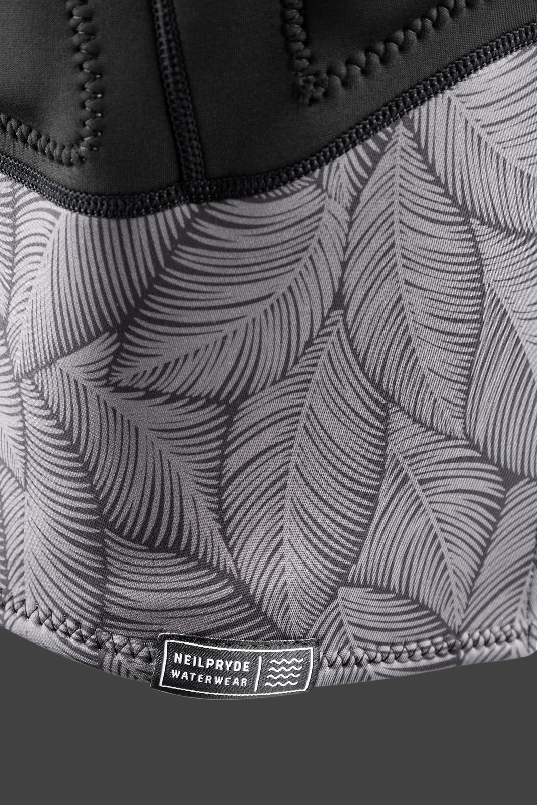 NeilPryde Storm Impact női mellény részlet, szürke leveles mintás neoprén és márkajelzés