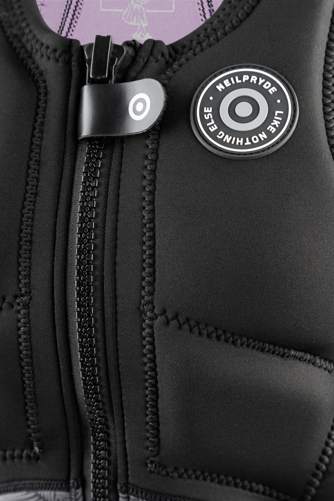 NeilPryde Storm Impact női front-zip mellény részlet, segmented foam kialakítással windsurfözéshez, kite-hoz és wingfoilinghoz