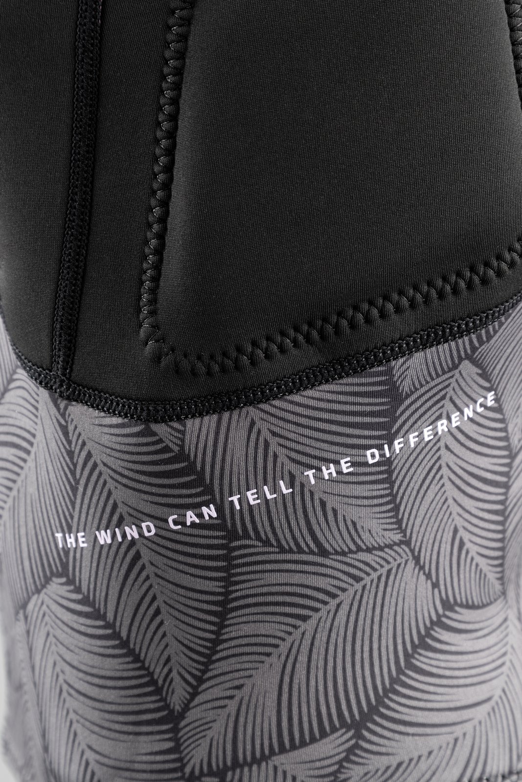 Storm Impact 2025 női front-zip védőmellény részletfotója pálmaleveles mintával és varráskialakítással