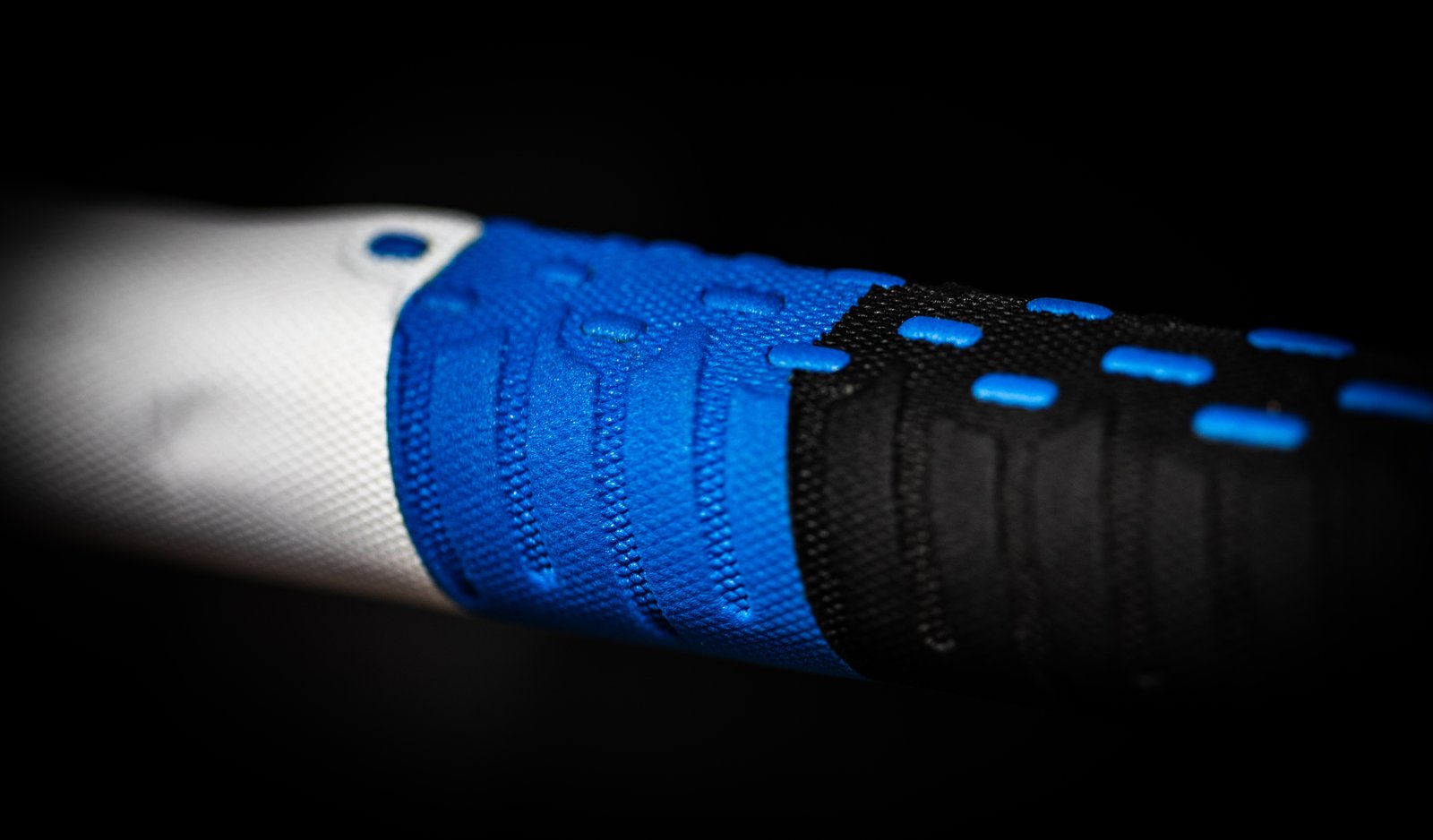 A 2026-os Cabrinha Unify control system csökkentett átmérőjű, kék-fekete színű, texturált kite kormány markolatának közeli részlete