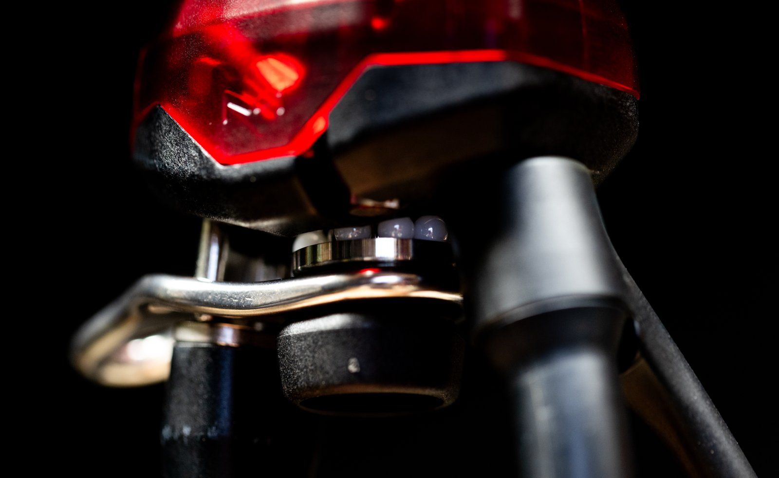 Cabrinha Unify control system quick release részlete fekete háttér előtt