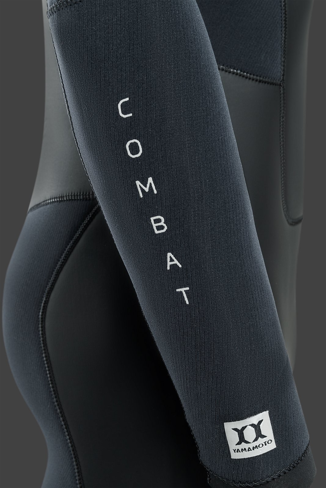 NeilPryde Combat 6/5 FZ téli szörfruha Yamamoto Limestone neoprén anyaggal és karon lévő felirattal