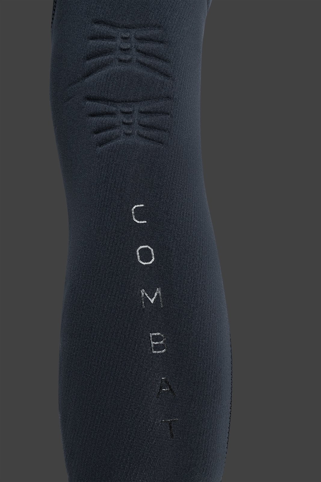 NeilPryde Combat 6/5 FZ téli szörfruha részlete G3 Armor Skin anyaggal és Combat felirattal