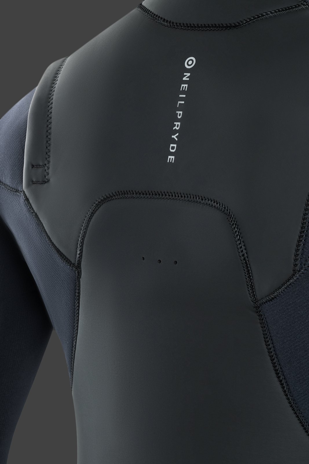 NeilPryde Combat 6/5 GBS téli szörfruha részlete a hátán látható G3 Armor Skin technológiával