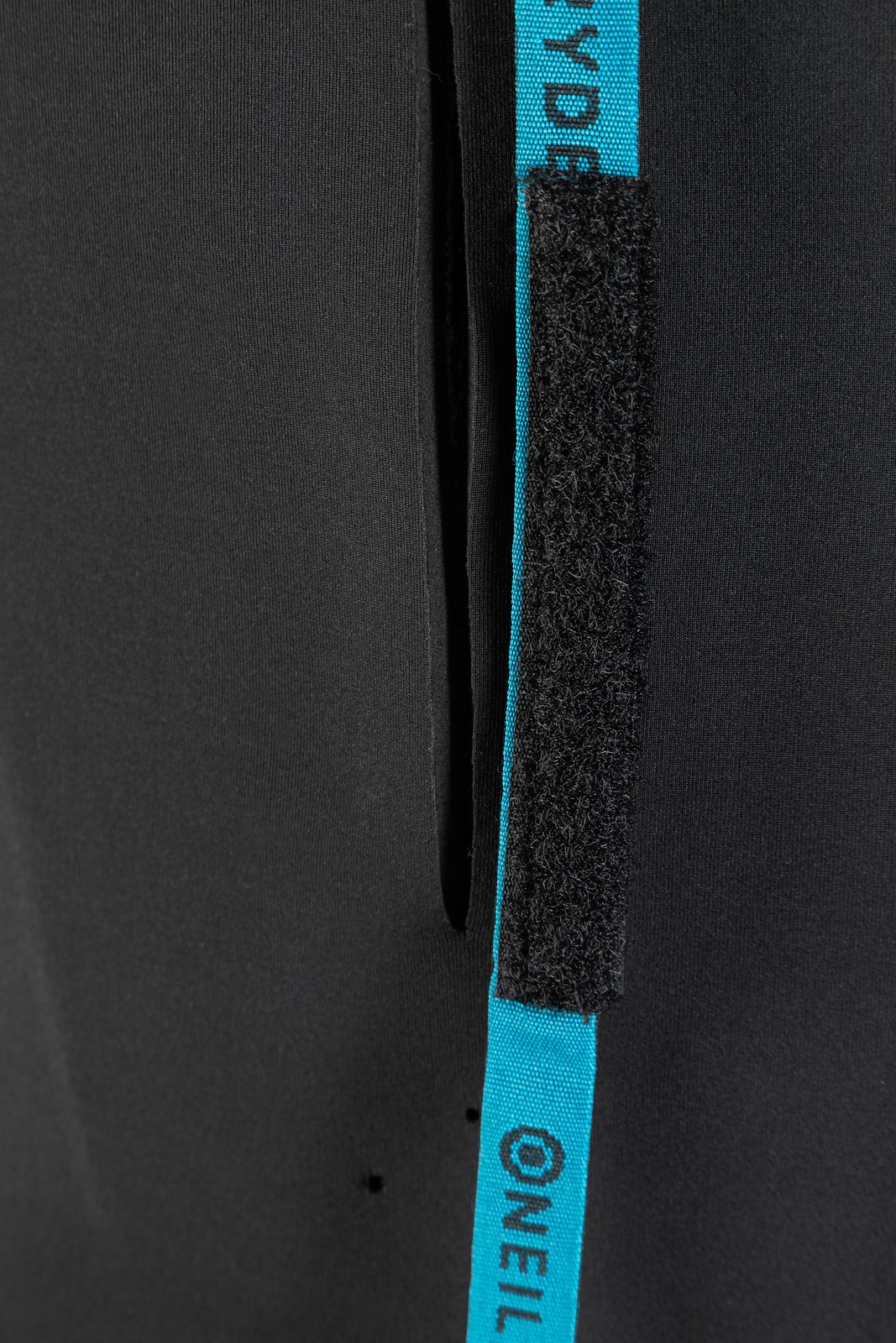 Mission 5/4 Fullsuit GBS BZ 2026 szörfruha hátulján található E3 Entry tépőzáras rögzítő részlete