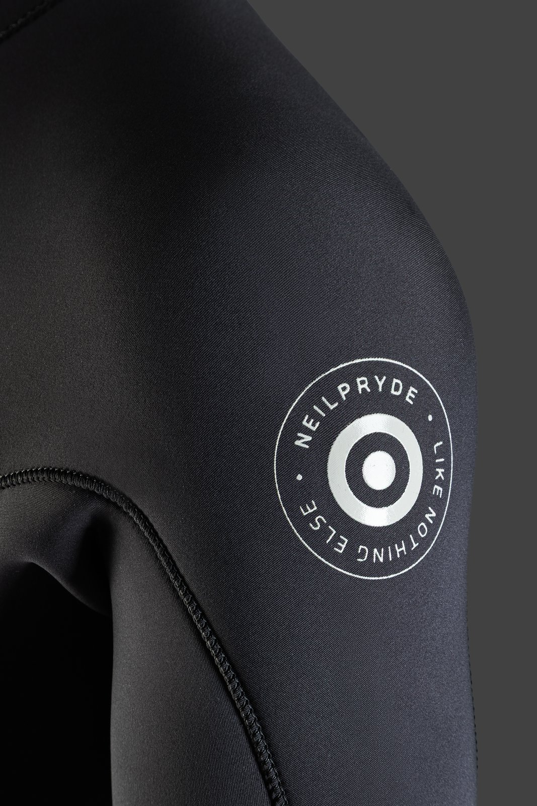 NeilPryde Mission 5/4 Fullsuit GBS 2026 neoprén ruha váll részen elhelyezett márkajelzéssel