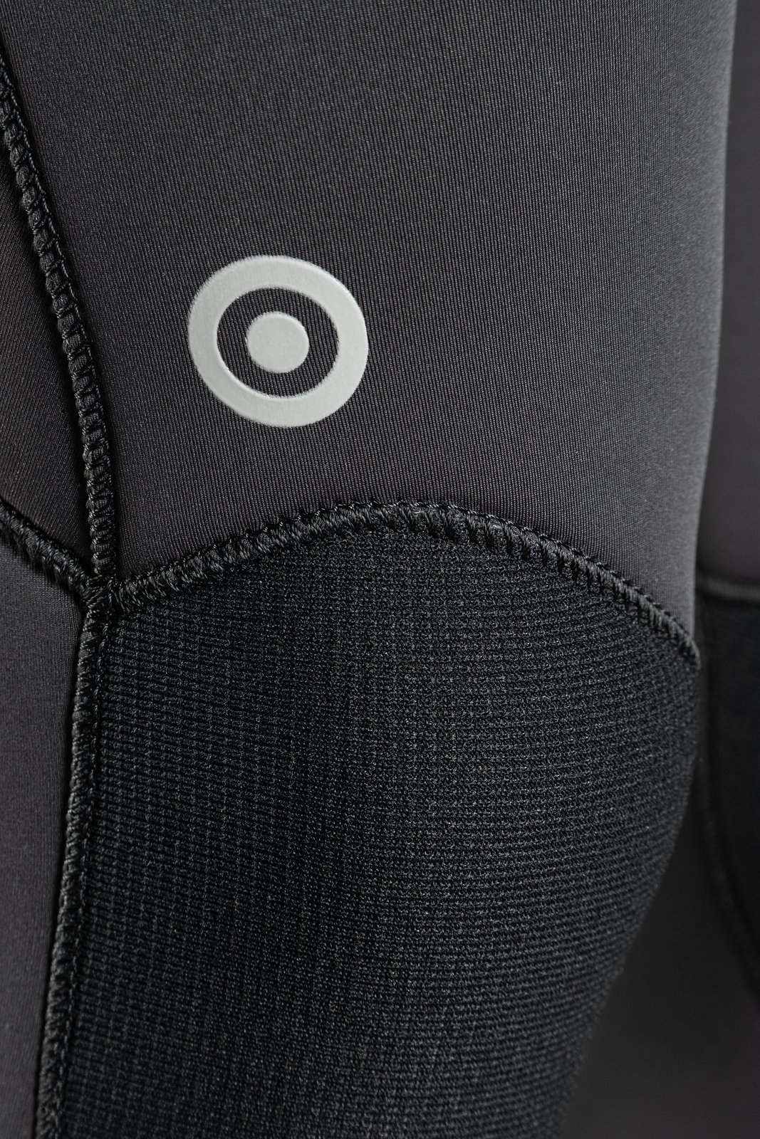 Mission 5/4 Fullsuit GBS 2026 neoprén ruha varrásának és textúrájának közeli képe