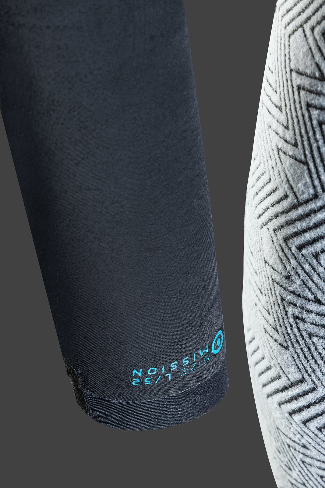 Mission 5/4 Fullsuit GBS FZ 2026 neopren szörfruha részlete a Tech Zag belső béléssel és a méretjelöléssel