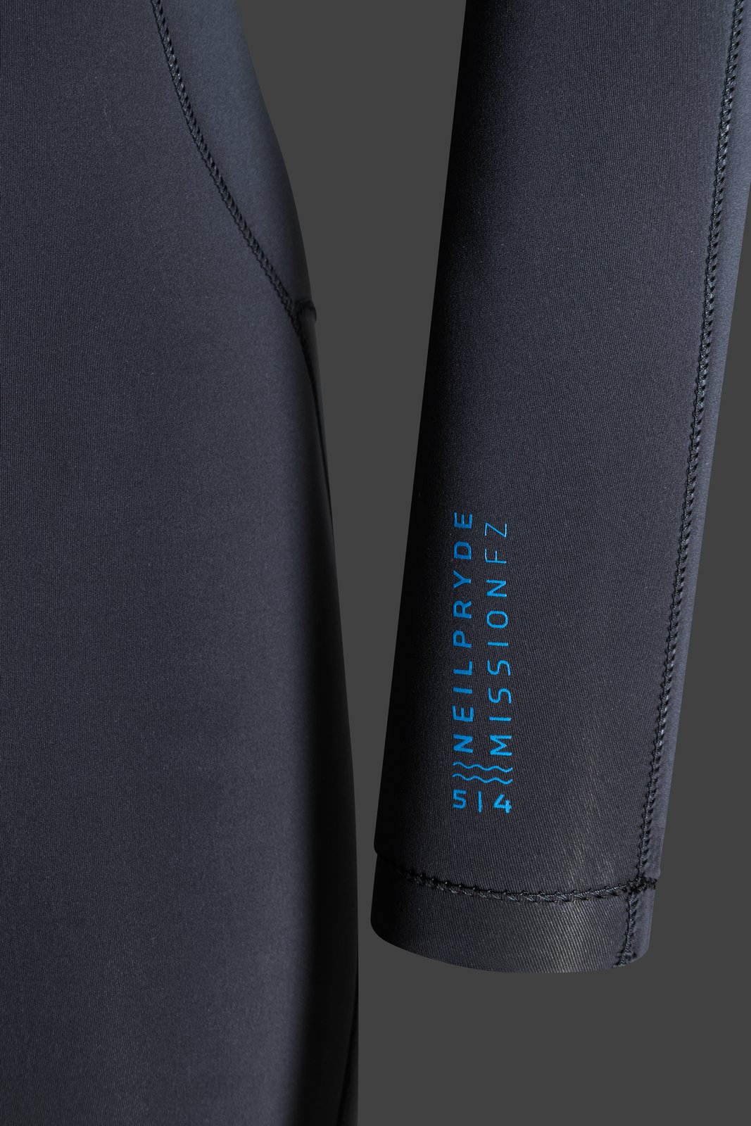 NeilPryde Mission 5/4 Fullsuit GBS FZ 2026 neoprén ruha részlet a karon lévő felirattal