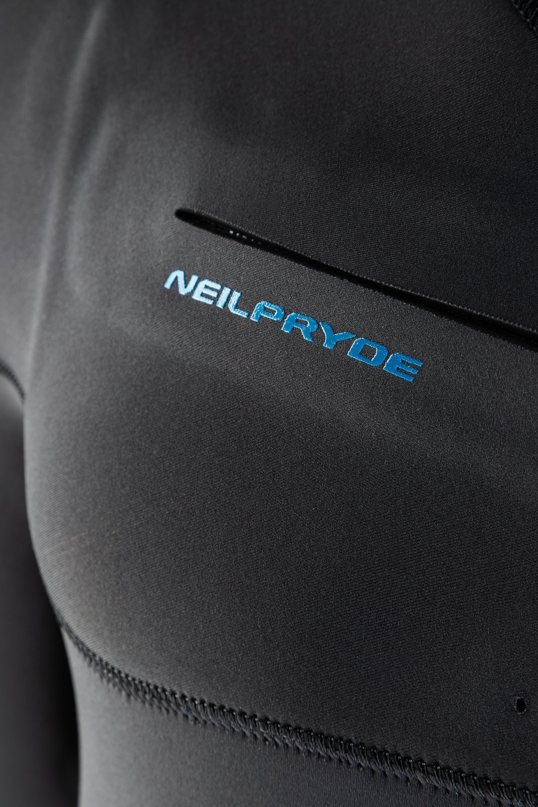 NeilPryde Mission 5/4 GBS neoprén ruha részlete kék márkajelzéssel