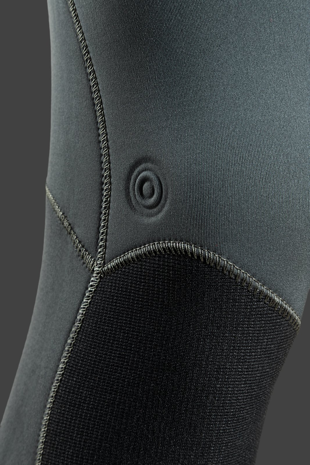 Mission Eco 5/4 FS GBS BZ 2026 neopren ruha varratainak és anyagtextúrájának közeli képe