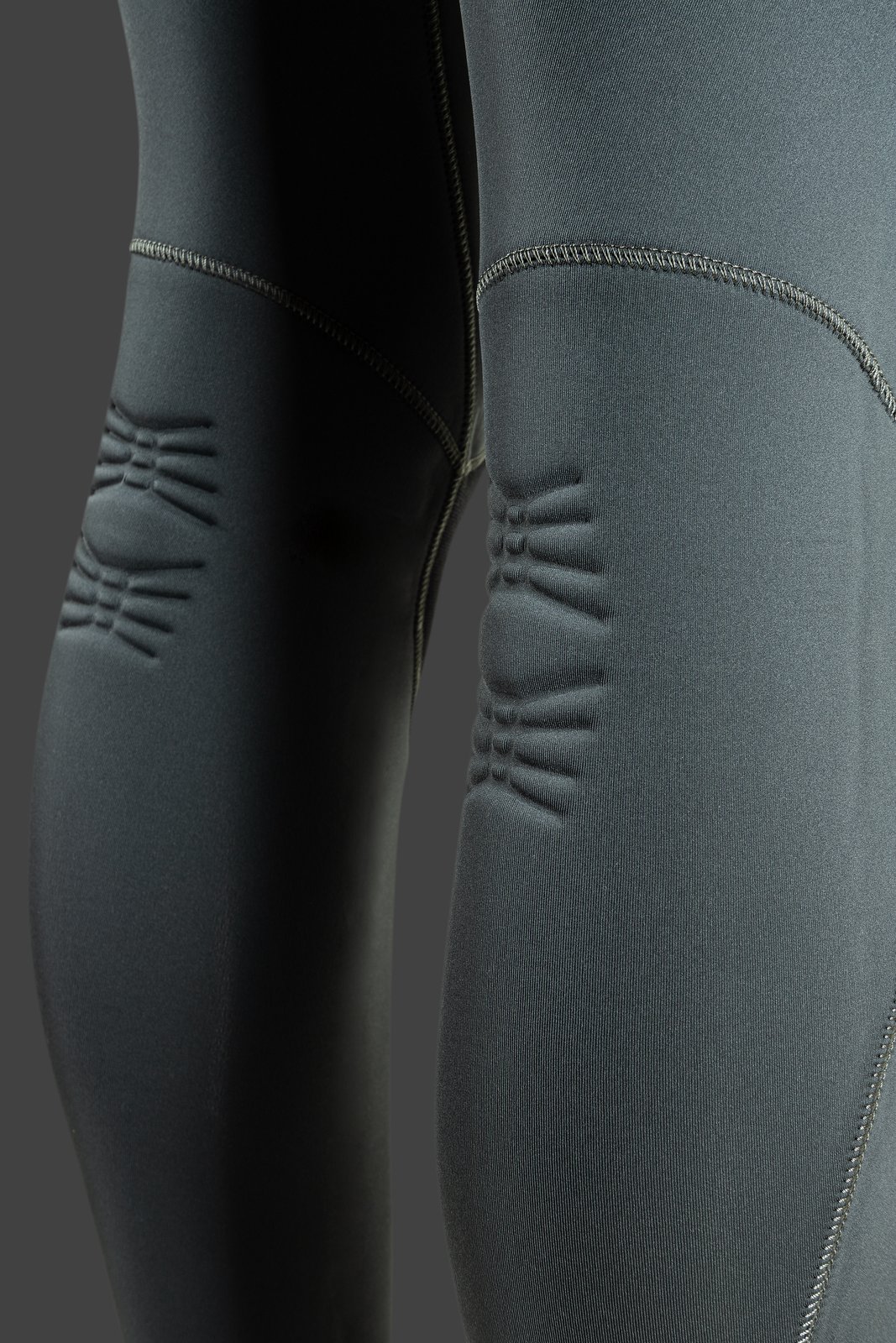 Mission Eco 5/4 FS GBS BZ 2026 szörfruha részlete a térdvédő kidolgozásával