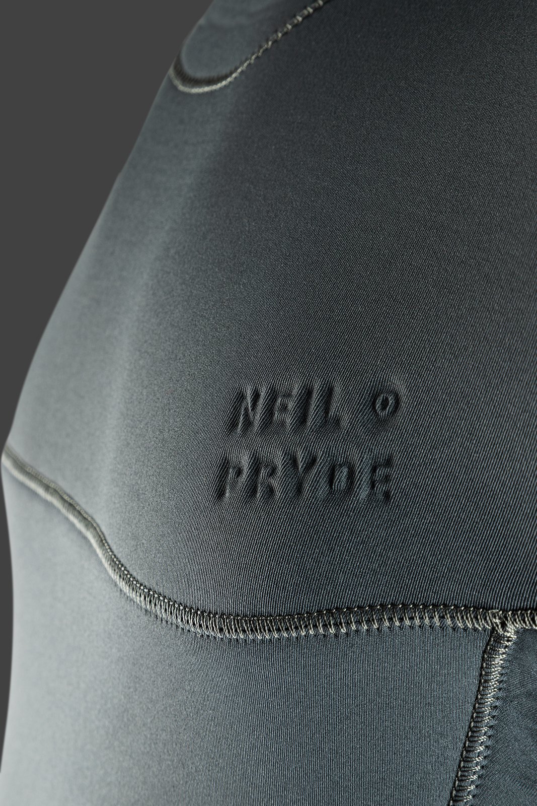 Neil Pryde Mission Eco 2026 szörfruha dombornyomott logója és varrása