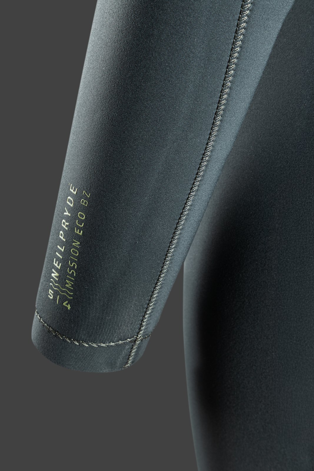 NeilPryde Mission Eco 5/4 GBS BZ neoprén szörfruha részlete szövetminta és minta varrás