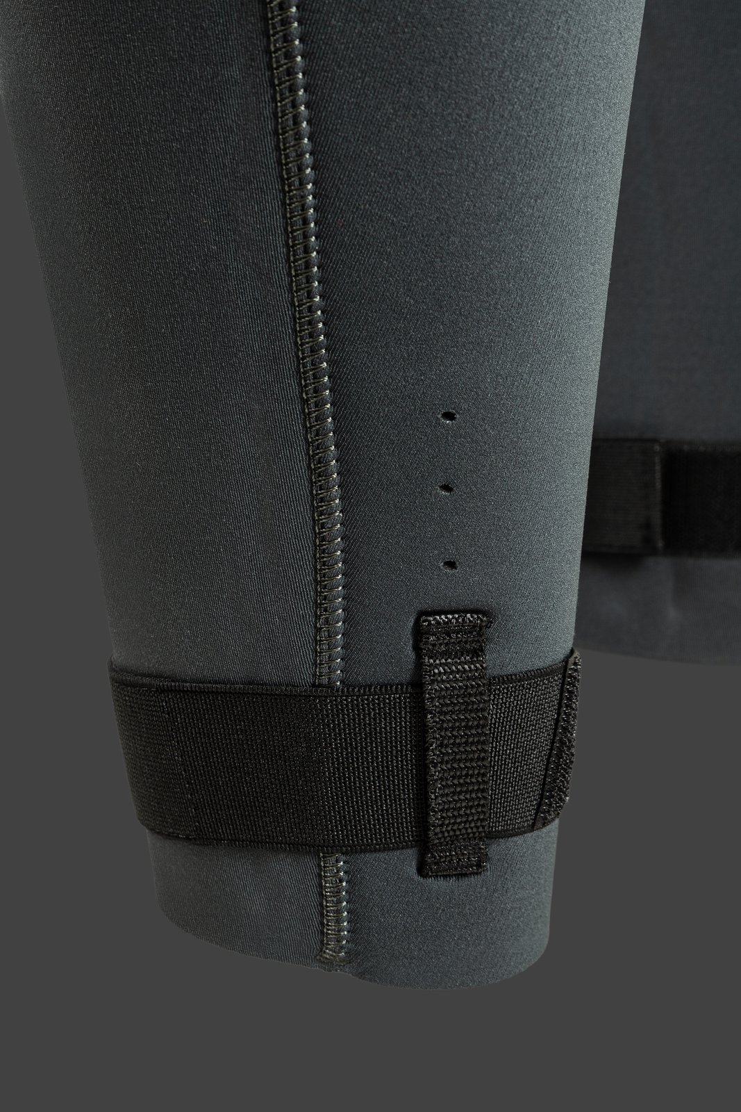 Mission Eco 5/4 FS GBS FZ 2026 neoprén ruha bokarögzítő pántja és vízelvezető lyukai