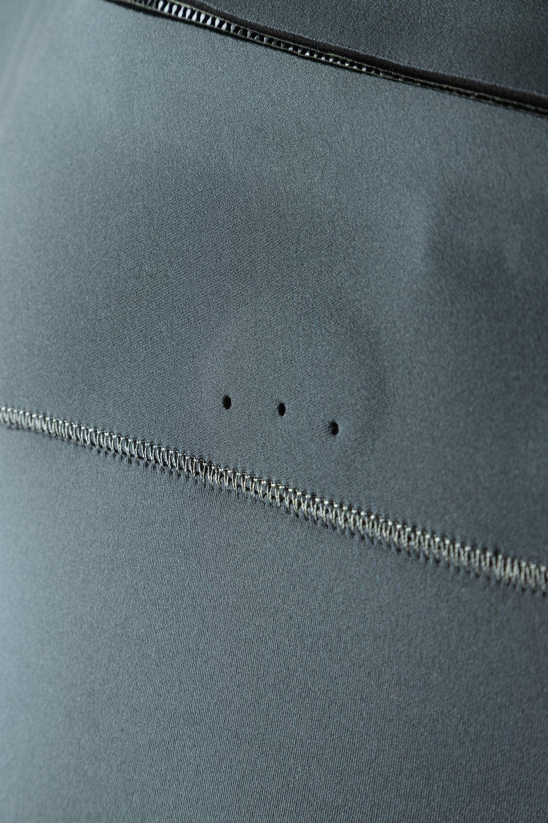 Mission Eco 5/4 FS GBS FZ 2026 szörfruha vízelvezető nyílás és varrás részlet