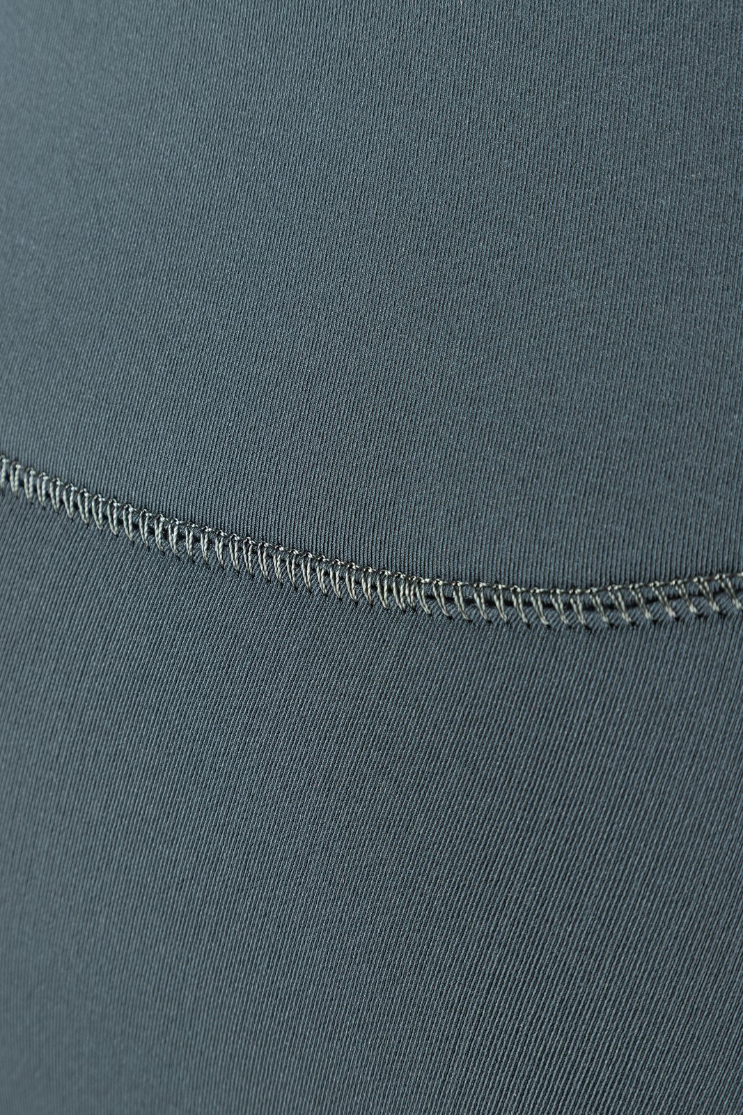 A Mission Eco 5/4 GBS szörfruha kiváló minőségű, tartós hegesztett varrásának részlete