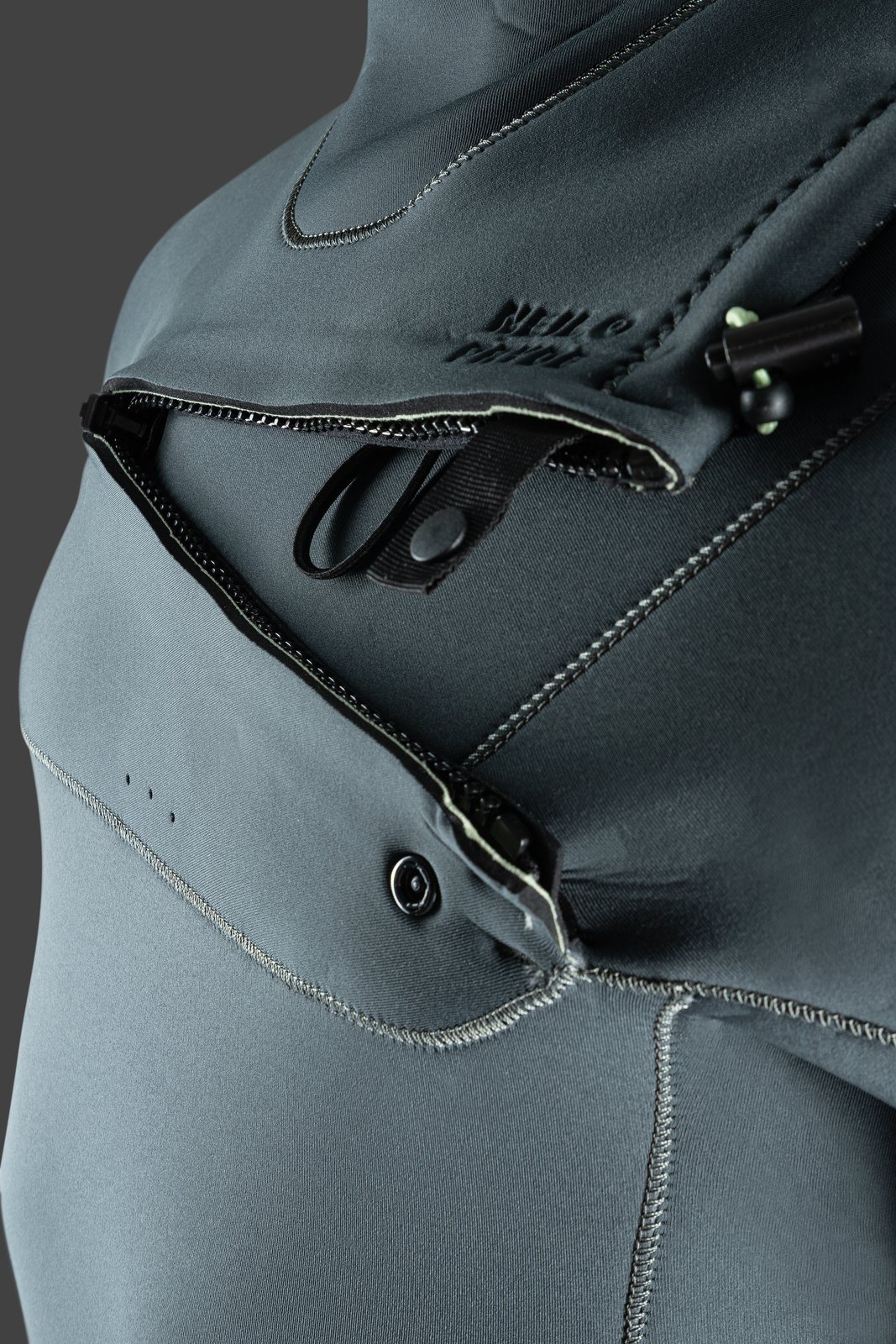 NeilPryde Mission Eco 5/4 GBS elöl cipzáras férfi neoprén ruha részlete a mellkasi Quick Zip rendszerrel