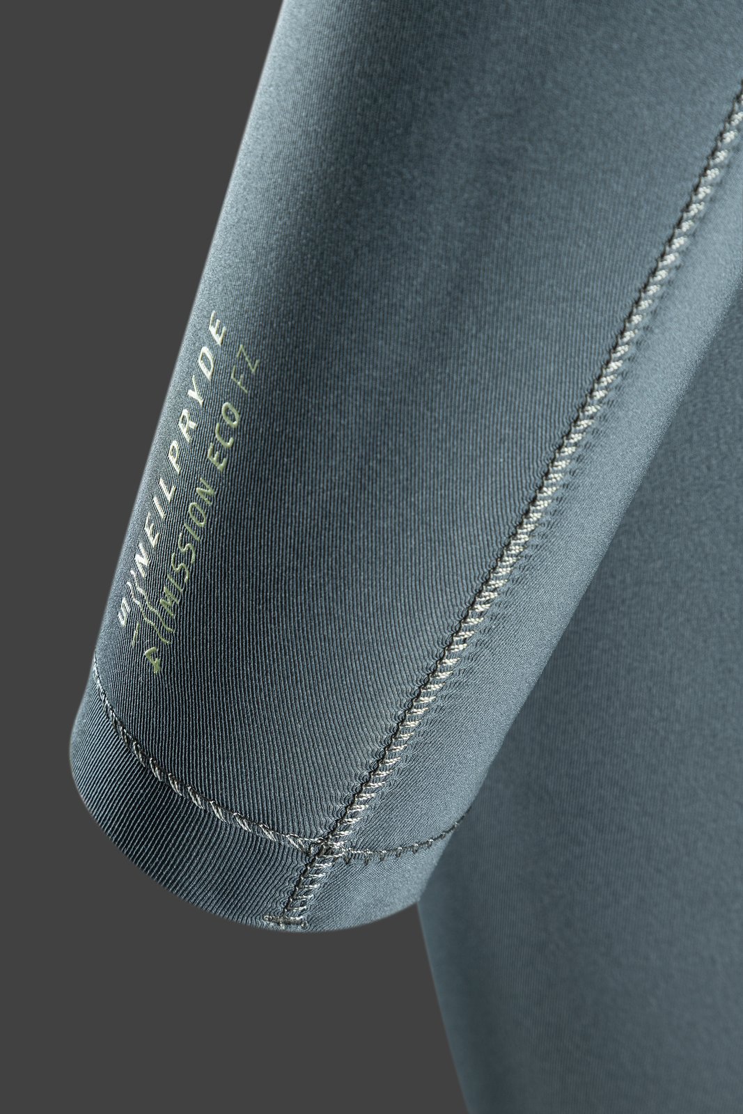 NeilPryde Mission Eco 5/4 FZ 2026 szörfruha részlete a technikai varrásokkal és márkajelzéssel