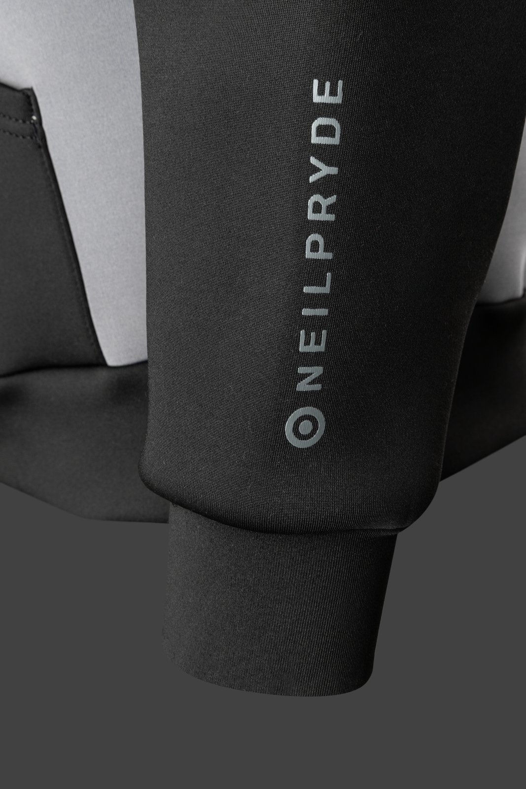 NeilPryde Neo Hoodie 2026 neoprén felső részletgazdag fotója a márka logójával a karon