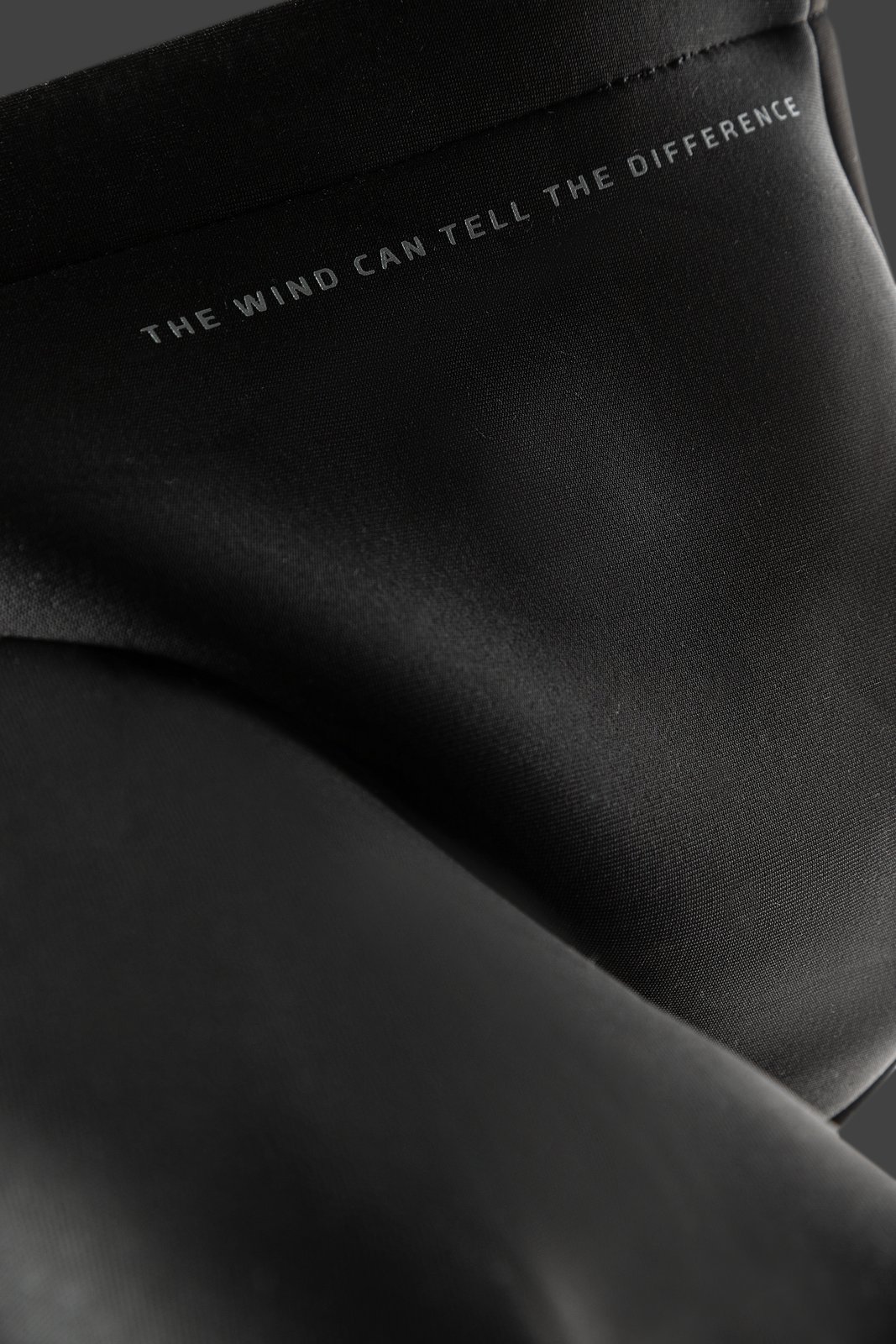 Neo Hoodie 2026 neoprén kapucnis felső feliratos részlete