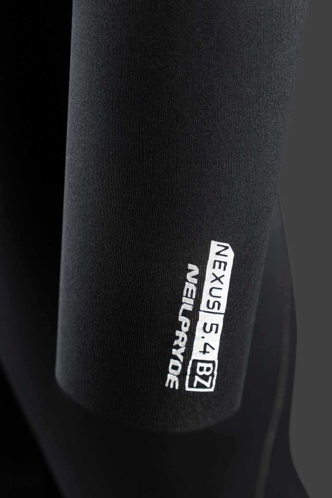 NeilPryde Nexus 5/4 BZ 2026 szörfruha felirat a neoprén anyagon