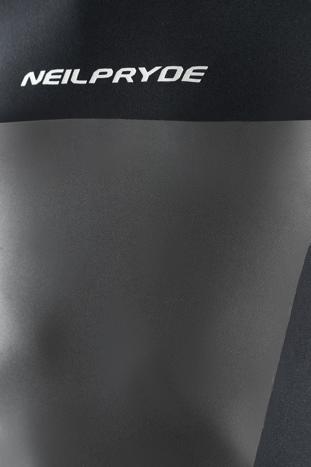 NeilPryde Nexus 5/4 BZ 2026 neoprén szörfruha részlete a mellkasi mesh panelen látható logóval