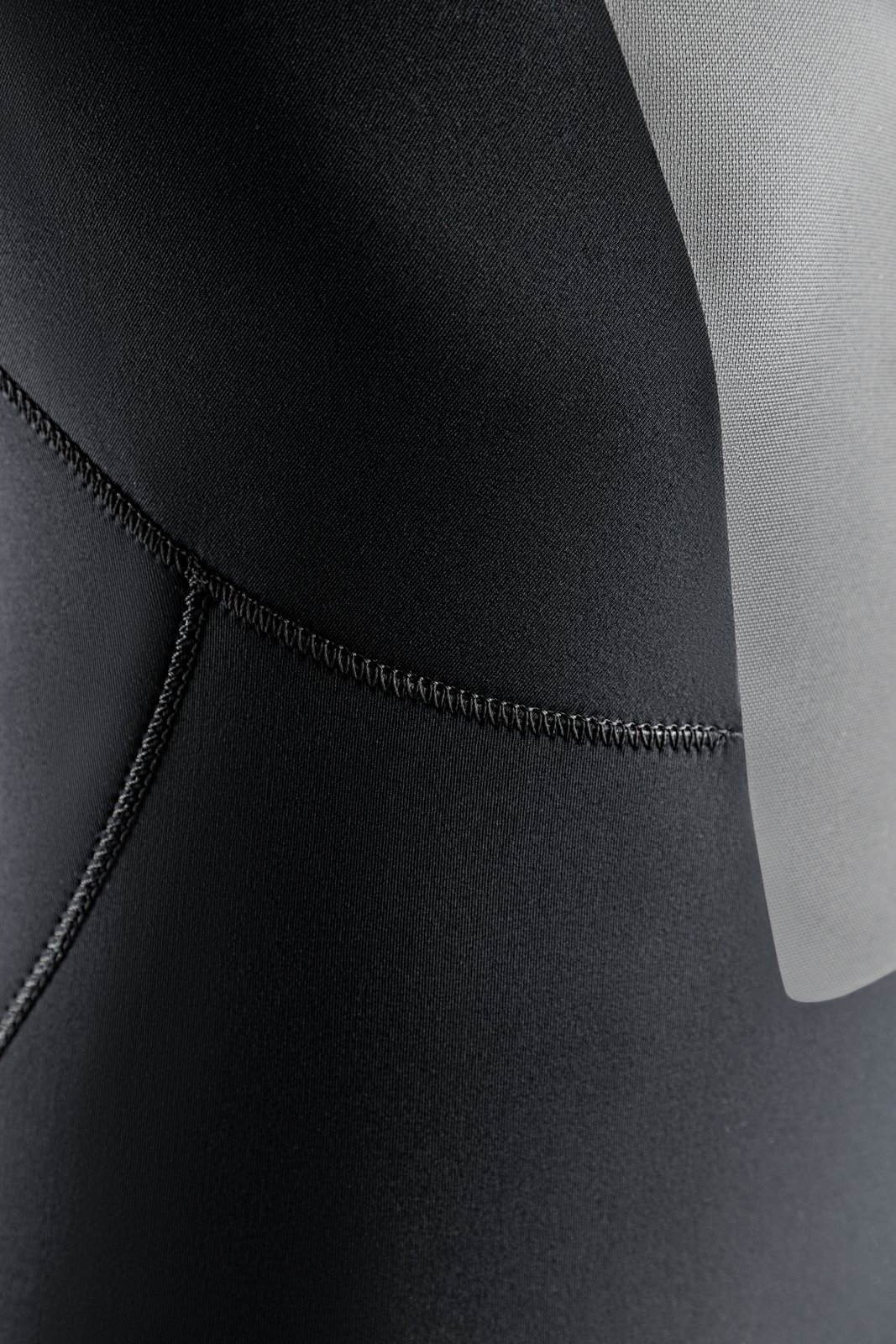 NP Nexus 5/4 BZ 2026 szörfruha rugalmas neoprén anyagának és GBS varrásának közeli részlete