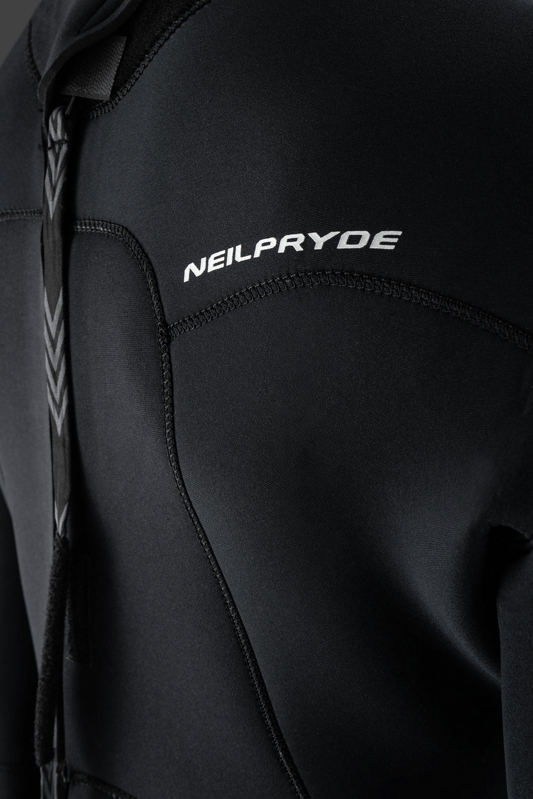 NeilPryde Rental 5/4/3 BZ 2026 hátcipzáras neoprén ruha részlete