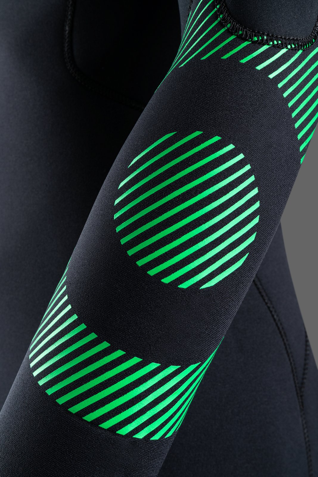 Rental Fullsuit 5/4/3 BZ 2026 neoprén ruha részlete élénkzöld grafikai mintával