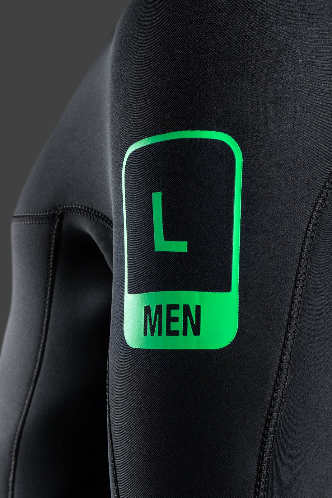 L-es méretű férfi Rental Fullsuit 5/4/3 BZ 2026 neoprén ruha részlete élénkzöld méretjelzéssel