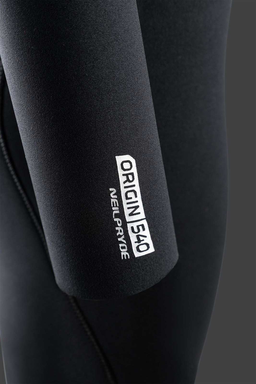 Negyedes neoprén ruha ujjának részlete NeilPryde Origin 540 5/4 GBS BZ felirattal