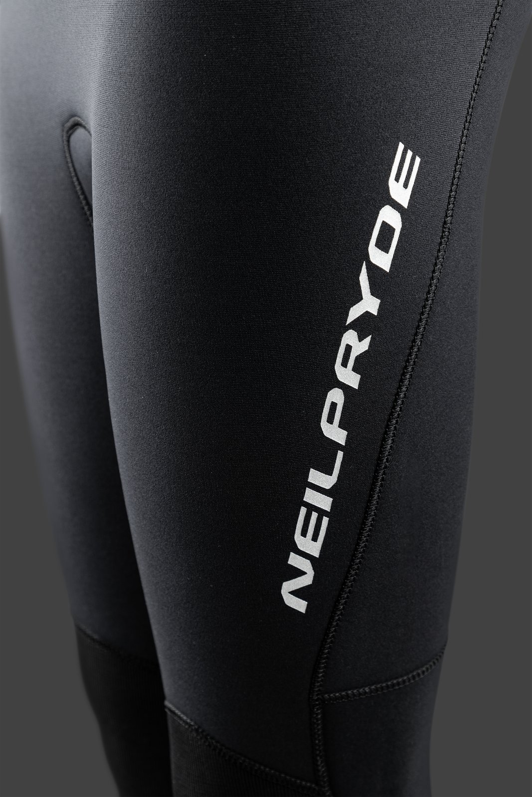 NeilPryde Rental GBS 5/4 BZ 2026 neoprén ruha részlet a láb részen lévő márkajelzéssel