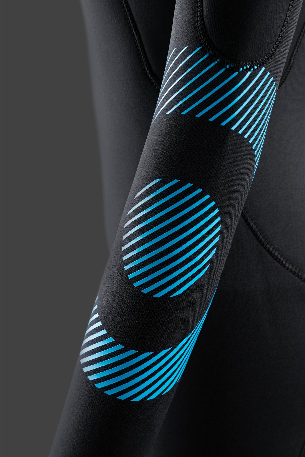 Rental Fullsuit GBS 5/4 BZ 2026 neoprén ruha hátizippzáras kialakítással és kék grafikai mintával